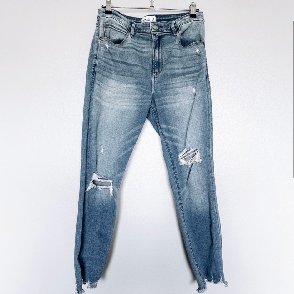 Abercrombie & Fitch High Rise Super Skinny Ankle
Distressed Jean Size 30